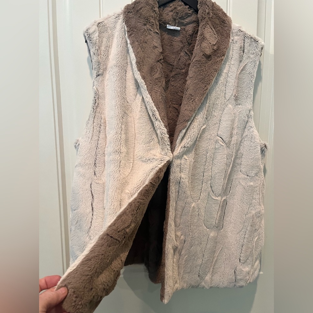 Alfred Dunner Plush Faux Fur Vest Reversible Cream Brown Sz Large Chic Soft Warm